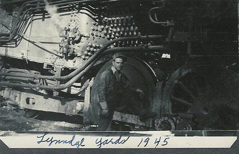 Maintenance work on a Union Pacific 2-10-2
Archie A. Searle, Engineer for the Union Pacific, poses next to a 2-10-2 at Lynndyl yard, Utah - 1945
Keywords: up;5500;2-10-2;ttt;lynndyl;utah