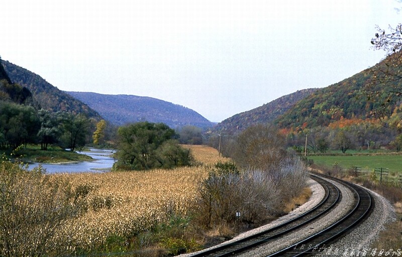 Rattlesnake Curve Adrian NY
A favorite railfan destination, the sweeping curve on Conrail's ex-EL Southern Tier Line along the Canisteo River offered many excellent vistas.
Photo Copyright 2008 Tim Baldwin
Keywords: rattlesnake;conrail;southern tier;adrian;ny;curve