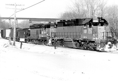 B&LE SD38-2 #874 Conneaut OH
B&LE SD38-2 #874 and SD9 #823 lead a southbound movement from the Conneaut OH ore docks.  In the background is N&W's ex-NKP line from Buffalo NY to Bellevue OH.
Photo Copyright 2008 Tim Baldwin
Keywords: b&le;sd38-2;conneaut;oh;ore;docks;nkp