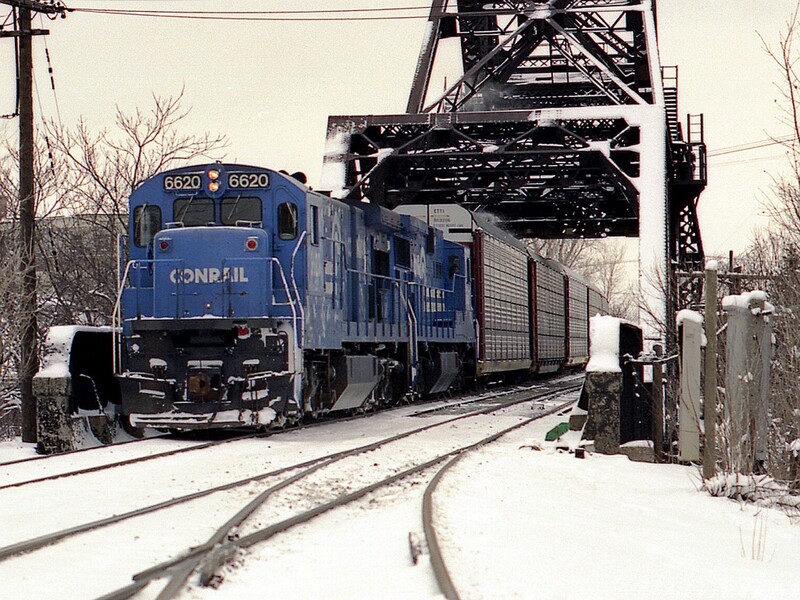 CR C30-7 #6620 CP EL-3 Tonawanda NY
Toronto to Buffalo freight CPBU, led by a pair of six-axle GEs, crosses the Erie Canal and passes CP EL-3 in the City of Tonawanda NY on Conrail's Niagara Branch. The diverging single track in the foreground is the former Lehigh Valley connection, which now serves as an industrial spur.
Photo Copyright 2008 Tim Baldwin
Keywords: c30-7;6620;cr;conrail;tonawanda;ny;toronto;buffalo;cpbu;erie;canal;niagara;lehigh valley