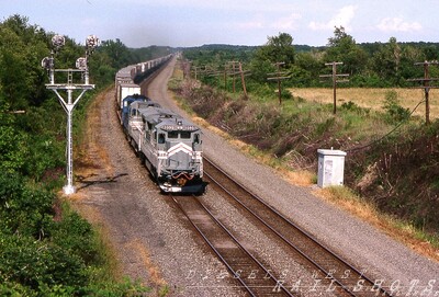 GE leased units on eastbound CR van train
A pair of leased GE super7s lead an eastbound Conrail van train a few miles east of Dunkirk NY.
Copyright 2008 Tim Baldwin
Keywords: super 7;conrail;dunkirk;ny