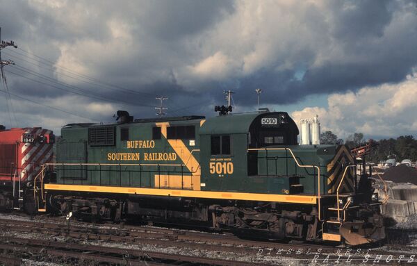 BSOR Alco RS11 #5010
BSOR Alco RS11 #5010 MARK JOSEPH WINTER, photographed on 24th September 2004 at Hamburg, New York by Randy Faris, scanned from an original Kodak slide now in my personal collection. 
was originally built as DH #5010
Keywords: bsor;rs11;joseph winter;hamburg,ny;5010;d&h