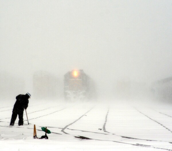 BLIZZARD!
Trackmen sweep switches, as the Z127 tries to yard its train in Flint Mi, this past spring
Keywords: lsrc;snow;blizzard;switch;flint;mi;trackman