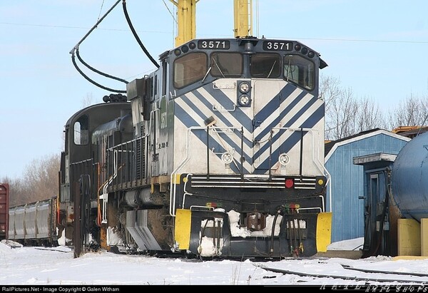 LSRC 3571 M-420
Actually a Montreal Locomotive Works product, she is sitting in the snow at N. Bay City Yard
Keywords: mlw;m-420;lsrc;north bay city