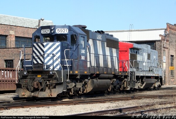 LSRC 5921(SD40) and a Leased B-Unit
Taken in 2007, 5921 sits with an HESR Leased B-Unit in Saginaw
Keywords: sd40;lsrc;saginaw;b unit