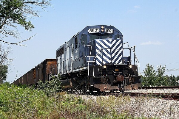 LSRC 5921 in Blackmar Siding
Taken today, 26 July 2008, while pumping air on storage empties (coal), getting ready to pull for Flint
Keywords: sd40;coal;flint;mi;blackmar;siding;lsrc