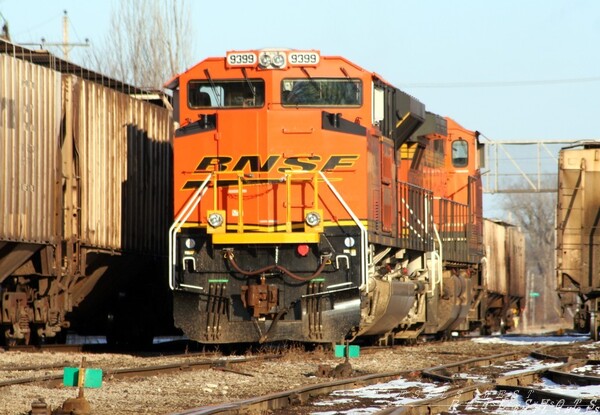 Coal Train Power!
Fresh from the Powder River Basin, a new SD70ACe rests in Saginaw Yard with a BNSF AC4400
Keywords: sd70ace;powder river;saginaw;bnsf;ac4400cw;coal