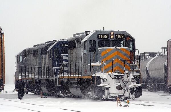 LSRC 1169 at Flint
After dropping their train, the Z127 makes their way south thru McGrew yard in Flint
Keywords: gp40m;flint;snow;mi;mcgrew;lsrc;yard