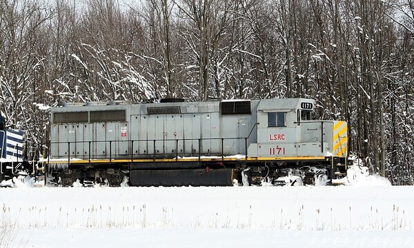 Pushing Snow
Snow clearing in progress, the LSRC 1171(GP40M3) heads south to Flint, MI
Keywords: lsrc;gp40;snow;flint;mi