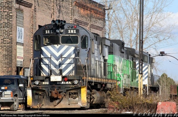 LSRC 181(C425)
Sitting in the spring of 2007 in West Dispatch, Saginaw yard, with an unusual lash-up, including and ex-BN B30-7 B-Unit
Keywords: c425;lsrc;saginaw;mi;b30-7