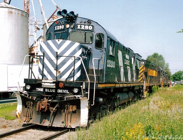 1280 at Linwood
Taken in the curve near Linwood, MI, the 1280 heads towards a stone quarry to make a pick up
Keywords: alco;c425;linwood;mi;1280;lsrc