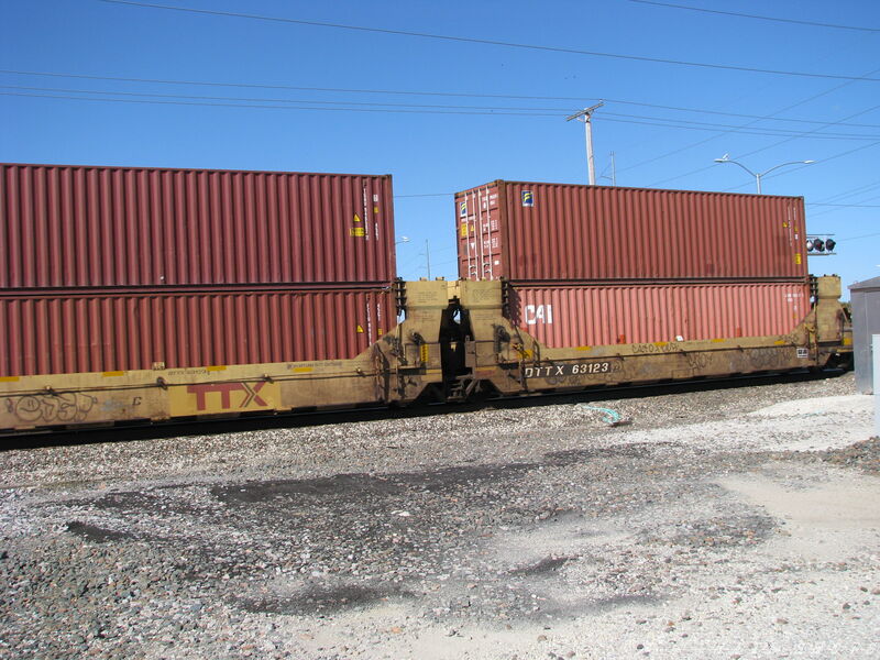 DTTX 63123B
DTTX 63123 5x40 Double Stack Well Cars B & C east bound through Garner, Kansas on 9/21/2014
Keywords: dttx;well;container;double stack;40;garner;kansas;ks