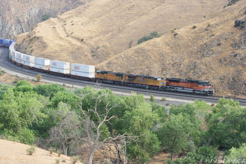 UP 1996
UP stack train descending the hill
Keywords: sd70ace;up;1996;heritage;sp;stack;intermodal