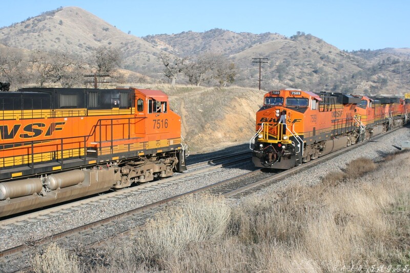 BNSF's passing
These 2 trains were identical. 4 DC engines on each the lead on both being a H3 Gevo and the 3 trailing units were all H2-9's followed by double stack cars
Keywords: bnsf;es44dc;meet;double stack;container;gevo;h2-9