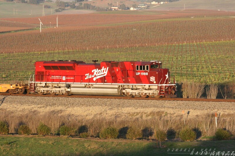 The Katy basking in the California sun
Not too often you see a big red engine leading a baretable train down the coast of California
Keywords: sd70ace;katy;empty;well;container;california;coast;up;1988;commemorative