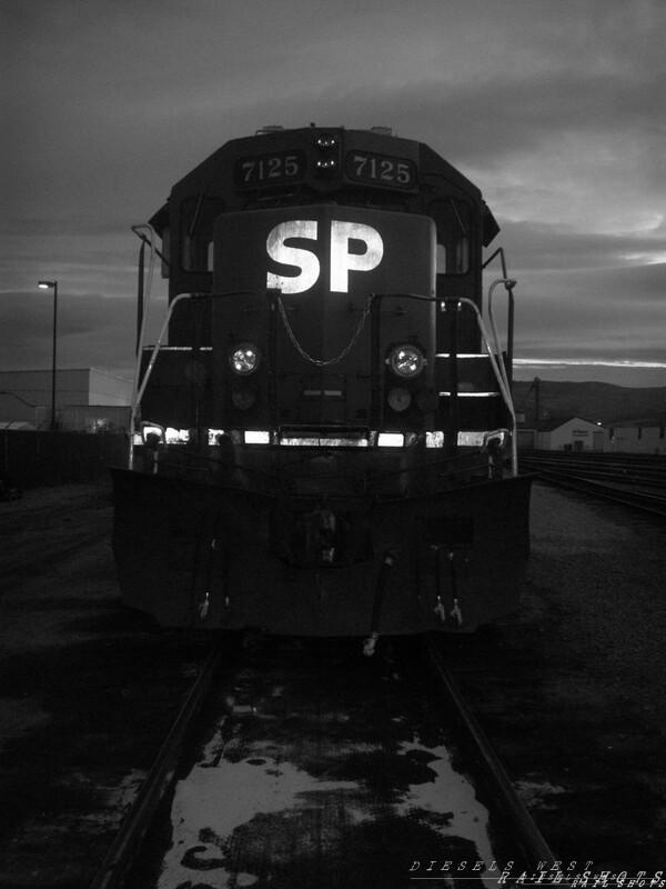 SP 7125(GP40-2)
The SP stands out under the stormy coastal skies
Keywords: sp;gp40-2;night;dusk;california