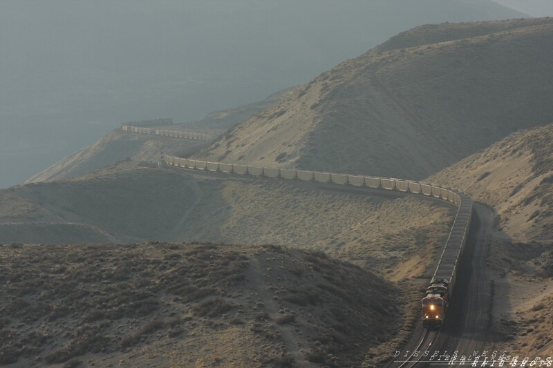 Climbing Trinidad EB
Here's the E-RBESXM climbing out of the Columbia River valley towards Trinidad
Keywords: trinidad;columbia river;bnsf;valley