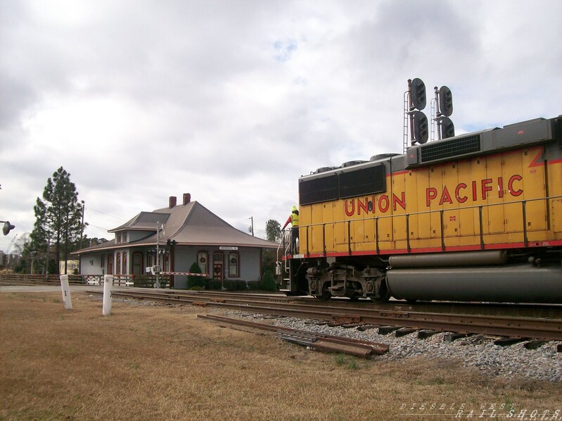 Union Pacific Aberdeen NC 11/22/2013
Union Pacific Aberdeen NC Station Crossing - GP60', 'Union Pacific Aberdeen NC
Keywords: gp60;up;aberdeen,nc,station;crossing