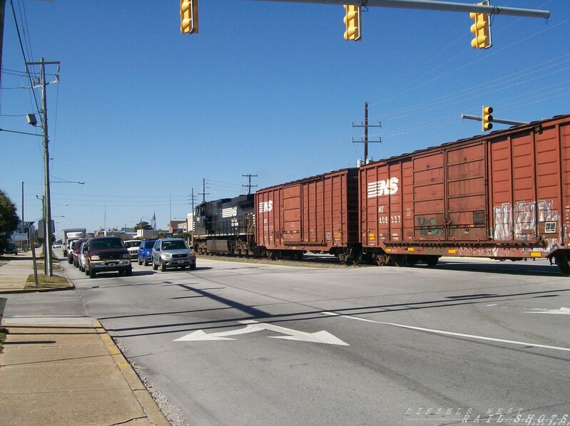 Norfolk Southern 'Streetrunning' in Morehead City, NC
Norfolk Southern freight in Morehead City, NC
Keywords: d9-40cw;street;morehead;nc