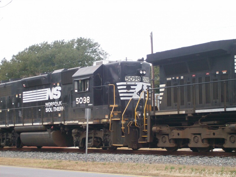 Norfolk Southern in Morehead City, NC
Norfolk Southern in Morehead City, NC 
#5098(GP38-2)
Keywords: gp38-2;ns;high hood;morehead;nc