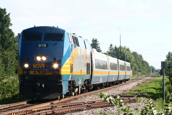 Via #43 Ottawa-Toronto
Via Train 43 Engine 918(P42DC) at Richmond Ontario going about 90mph by the main crossing of town.
taken August 04,2008
Keywords: p42dc;via;richmond;ontario;passenger