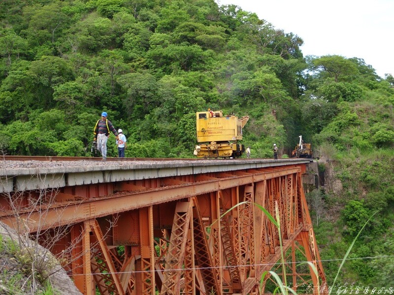 Crane Donkey!
Ferromex Crane
Keywords: crane;donkey;ferromex;mexico;bridge