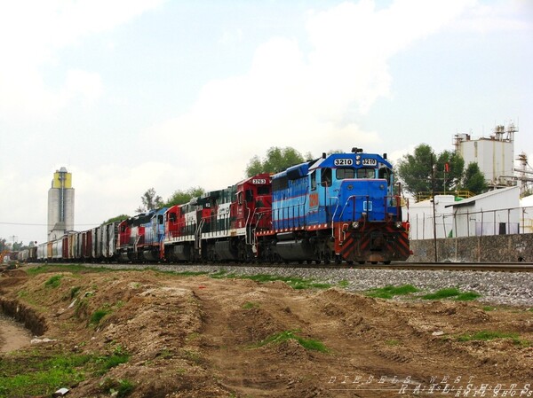 FXE 3210
Ferromex SD40-2 Guadalajara Mexico Train Fxe 4500
Keywords: ferromex;mexico;sd40-2;guadalahara