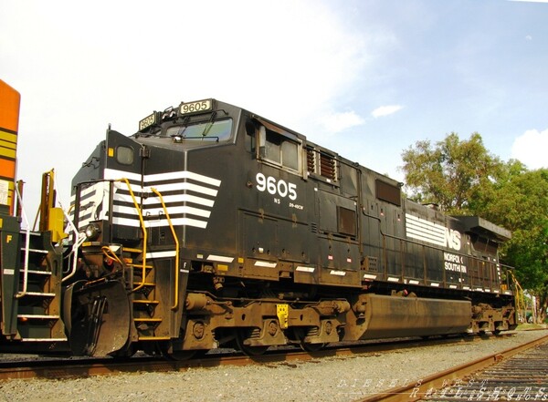 NS 9605
visitor in Mexico. fxe 4500* Mexico 2008, 'NS C40-9W' Train Guadalajara Mexico 2008 FXE 4500
Keywords: ferromex;mexico;ns;guadalahara