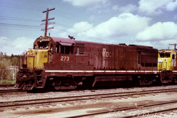 RI U28B  #273
May 20, 1978 - Short Line Yard. (Modeled in D/W RI Pack)
Keywords: u28b;rock;crip;short line;rock island;273