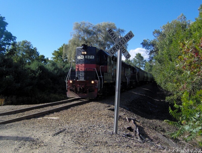 MEC 374 GP40 passing the foundry road
Guilford Rail Systems GP40 high hood #374 pulls the daily RUED train through Livermore Falls, Maine on the Rumford Branch. 
Origin - Rumford, Destination - Deerfield
Keywords: gp40;guilford;high hood;rued;rumford;deerfield;foundry;mec