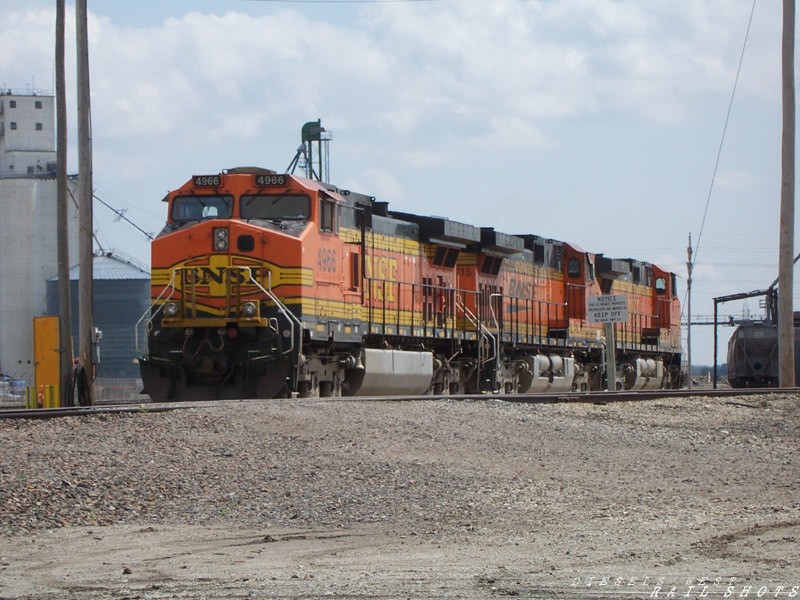 Gruesome threesome'
A trio of the big guys...with a newly painted H-3 in the middle..
Keywords: dash 9;9-44cw;bnsf