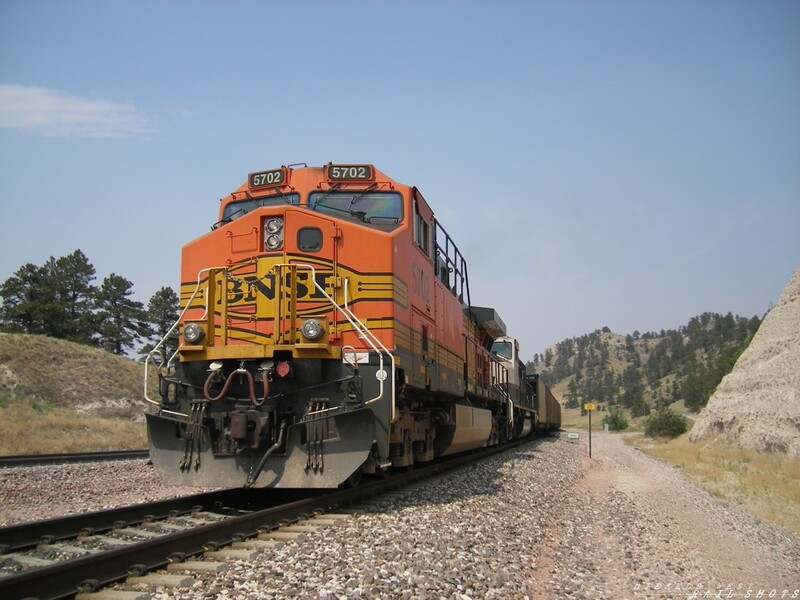 BNSF 5702 AC4400CW
The trailing unit of an empty coal drag sitting at the upper horseshoe of the infamous Crawford Hill. Sept, 07
Keywords: bnsf;5702;ac4400cw;crawford hill